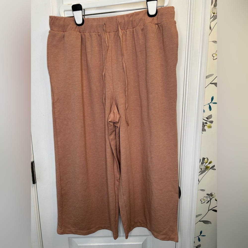 Comfort Code by Cuddl Duds Capris. Peach.Women’s Size Large. NWOT